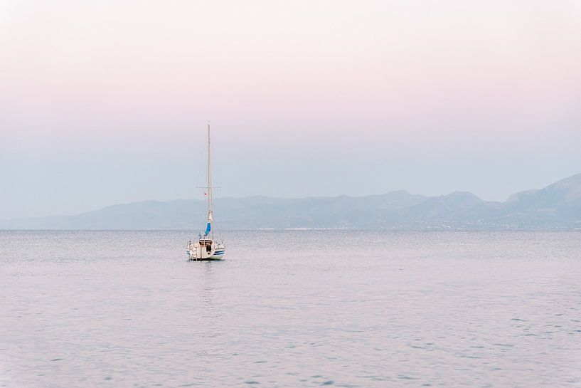 Boot bei Sonnenuntergang im griechischen Meer - Reisefotografie von Kaylee Burger