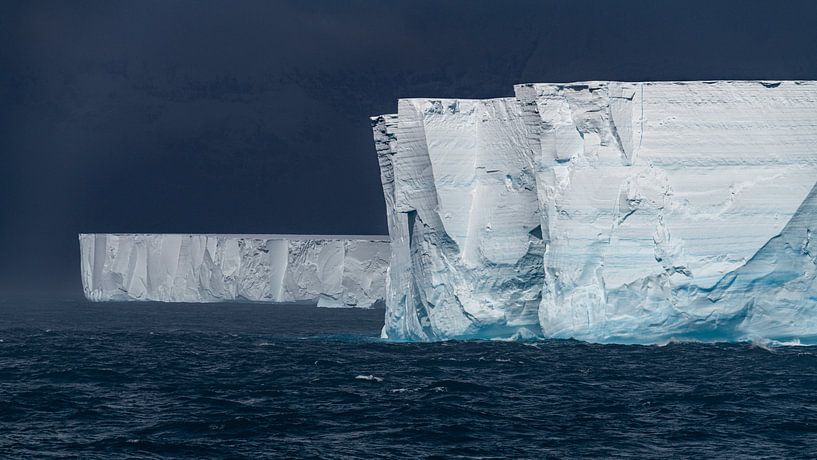 Kolossale ijsbergen Antarctica van Nanda Bussers