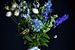 Bloemen stilleven "Hollands blauw met vogeltje" van Marjolein van Middelkoop