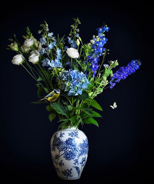 Bloemen stilleven "Hollands blauw met vogeltje" van Marjolein van Middelkoop