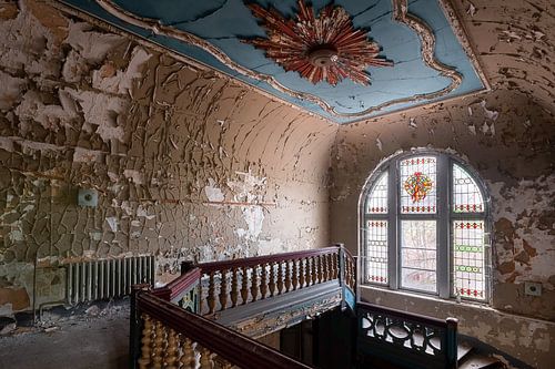 Villa abandonnée avec vitraux.