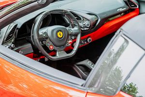 Tableau de bord de la voiture de sport Ferrari 488 Spider