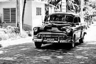 Cubaanse auto met kenteken BDL 575 in het straatbeeld (zwart wit) van 2BHAPPY4EVER.com photography & digital art thumbnail