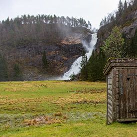 Toilettenkabine für Wasserfall von Coen Feron