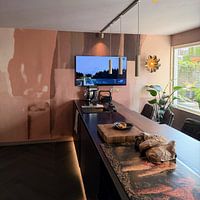 Klantfoto: Abstracte organische vormen en lijnen in warme kleuren. Stoffig roze en bruin van Dina Dankers, als behang