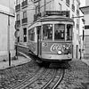 Traditionele tram 28 in de wijk Alfama in Lissabon – tijdloos zwart-wit van Rolf Schnepp