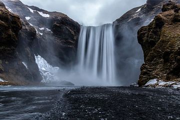 Skógafoss waterval in IJsland van Franca Gielen