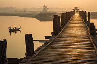 Gondola monte au lever du soleil le long du pont U Mandelay BAIN au Myanmar. Le pont est le plus lon par Wout Kok Aperçu
