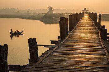 Gondelfahrten bei Sonnenaufgang entlang der U BAIN Mandelay Brücke in Myanmar. Die Brücke ist die lä