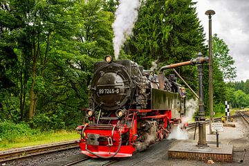 Ravitaillement en eau d'un train à vapeur dans le Harz en Allemagne.