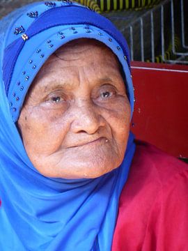 Bejaarde vrouw in Indonesië (3) van Anita Tromp