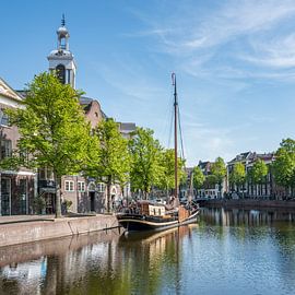 Historischer Hafen mit einem Schiff in Schiedam von Stadtlandschaften – Rick Van der Poorten Fotografie