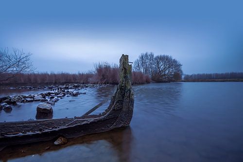 oude gezonken vissersboot