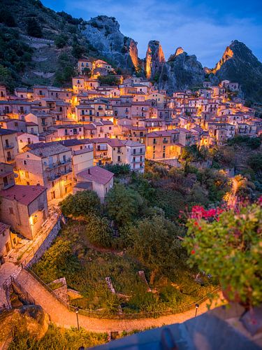 Verlicht Castelmezzano bij nacht