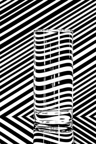 In waterglas vervormende lijnen van Wim Stolwerk