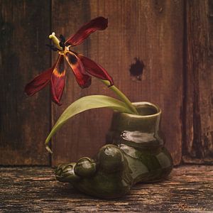 Still life gilt in a foot vase by Saskia Schotanus