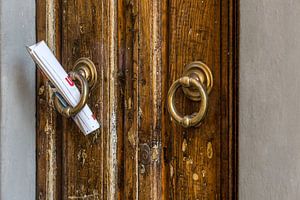 Porte avec journal