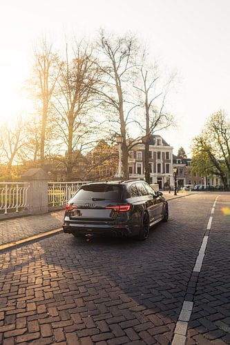 Audi RS4 ABT in het Hart van een Historische Stad