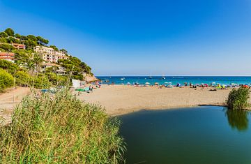 Zicht op zandstrand in Canyamel op het eiland Mallorca van Alex Winter