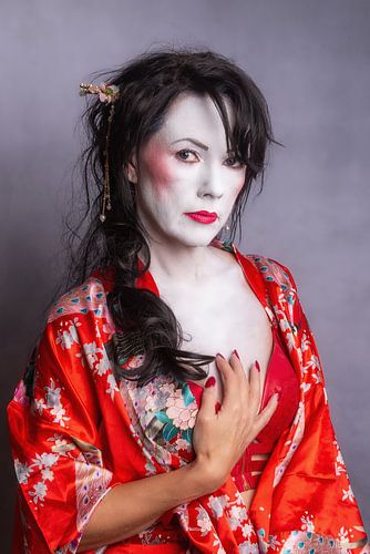 Mooie vrouw in rode kimono