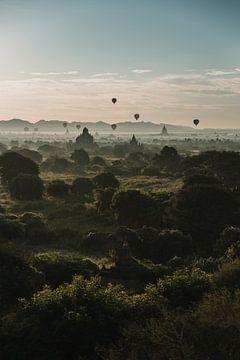 Luchtballonnen boven tempels in Bagan Myanmar van Ayla Maagdenberg