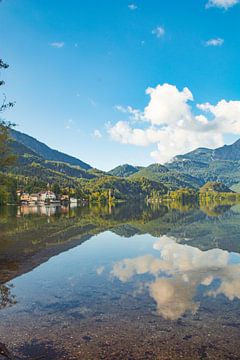 Bergreflectie in een meer in Zuid-Duitsland van Lizet Wesselman
