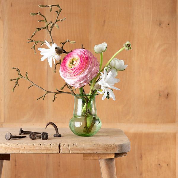 Stilleven van boeketje bloemen met oude stalen nagels van Letty Bonsma