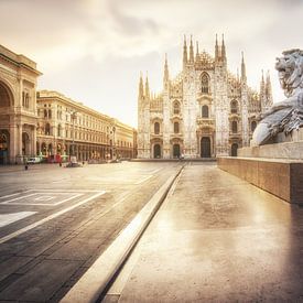 De Fluistering van de Morgen: Piazza del Duomo en de Dom in Vroeg Licht van Bart Ros