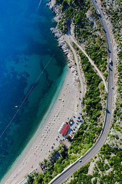 Strand am Meer und an der Straße. Landschaft darunter (Luftaufnahme aus einem Gleitschirm) mit der K von Michael Semenov