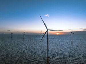 Windturbinen in einem Offshore-Windpark bei Sonnenuntergang