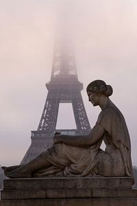 Eiffel Toren in de mist van Anu Berghuis