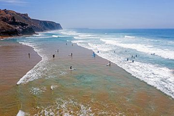 Luchtfoto van het strand van Vale Figueiras aan de westkust in Portugal vol met surfers van Eye on You