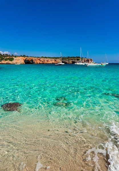 Idyllische baai met luxe zeiljachten bij Cala Varques van Alex Winter
