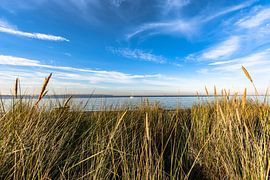 zeilboot, duingras, op het strand in de Baltische badplaats Binz van GH Foto & Artdesign