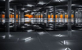 Alleen in de parkeergarage van Martijn van Dellen