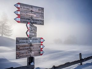 Seiser Alm - Wanderwegweiser und dichter Nebel