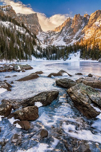 Dream Lake im Rocky Mountain National Park in Colorado - On the Rocks von Daniel Forster