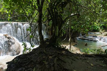 Kouang Si Waterfall van Roland de Zeeuw fotografie