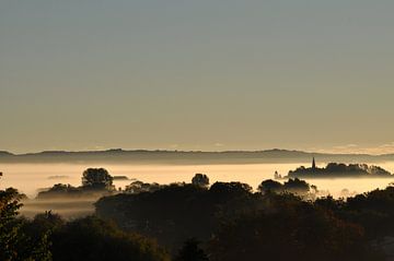 Zonsopgang en mist boven Vilmnitz, Putbus, Rügen van GH Foto & Artdesign
