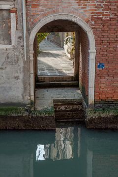 Poort aan kanaal in oude centrum Venetie, Italie