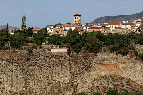 Niguelas, schönes historisches Dorf in Andalusien oberhalb einer großen Schlucht.