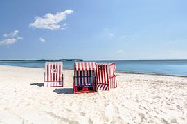 drie rood-wit gestreepte strandstoelen