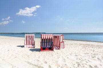 drie rood-wit gestreepte strandstoelen