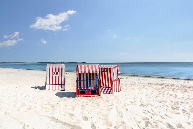 drei rot-weiß gestreifte Strandkörbe von GH Foto & Artdesign