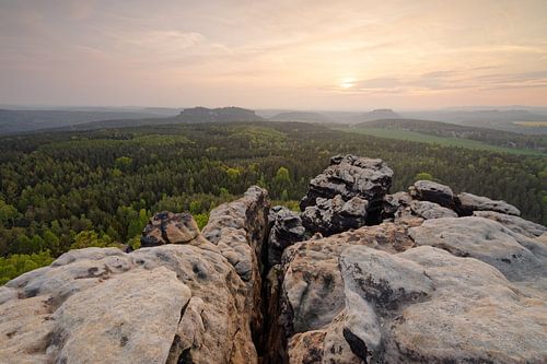 Elbezandsteengebergte in het avondlicht