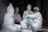 Sculpteur au travail dans son atelier à Varanasi, en Inde. Wout Kok One2expose par Wout Kok Aperçu