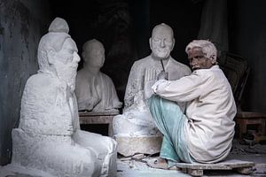 Beeldhouwer aan het werk in zijn winkel in Varanasi India. Wout Kok One2expose