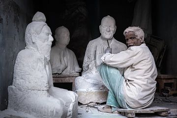 Beeldhouwer aan het werk in zijn winkel in Varanasi India. Wout Kok One2expose van Wout Kok
