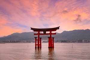 Itsukushima-Schrein auf der Insel Miyajima bei Sonnenuntergang