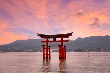 Itsukushima Shrine op het eiland Miyajima bij zonsondergang van Melanie Viola